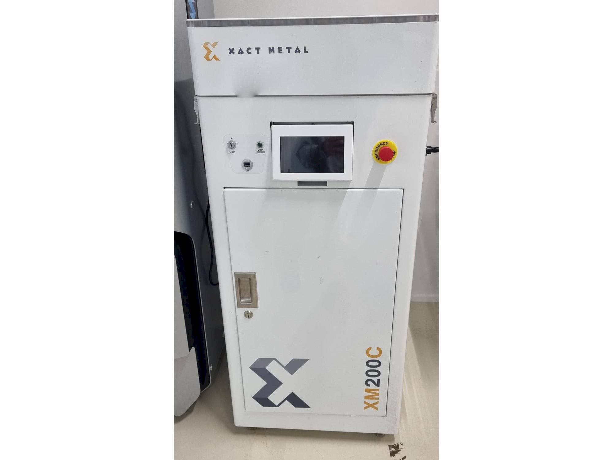Frontansicht der XACT METAL XM200C-E  Maschine