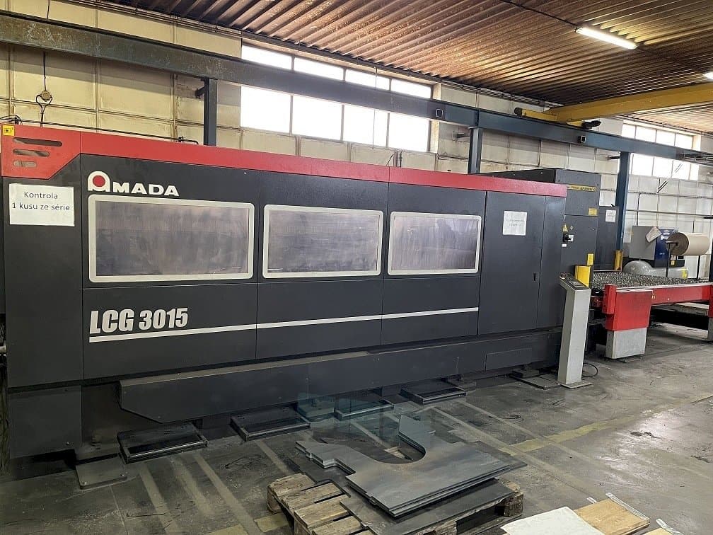 Frontansicht der AMADA LCG 3015 Maschine