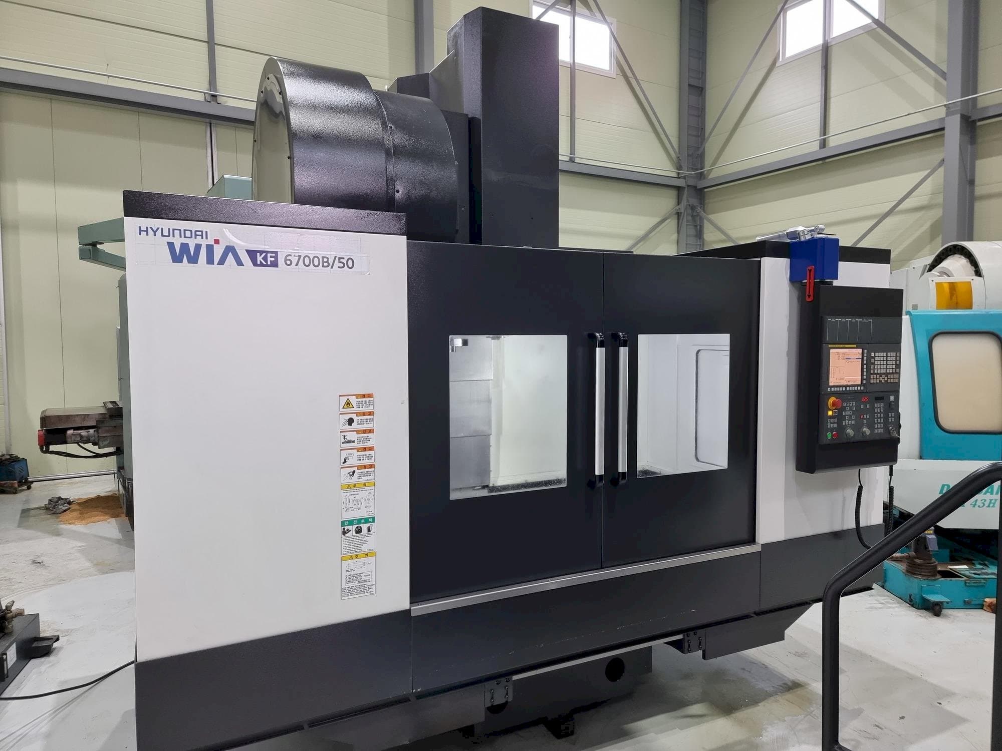 Frontansicht der Hyundai Wia KF 6700B/50  Maschine