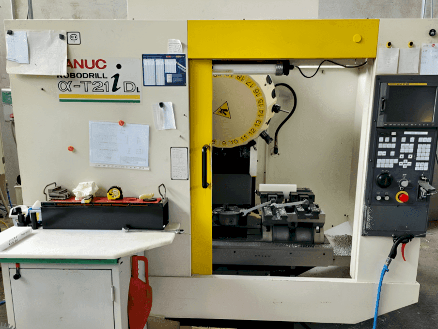 Frontansicht der FANUC Robodrill Alpha T21iD Maschine