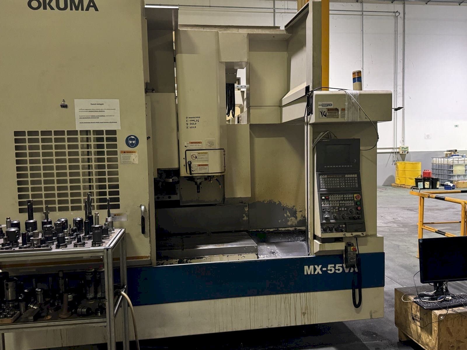 Frontansicht der Okuma MX55-VA Maschine