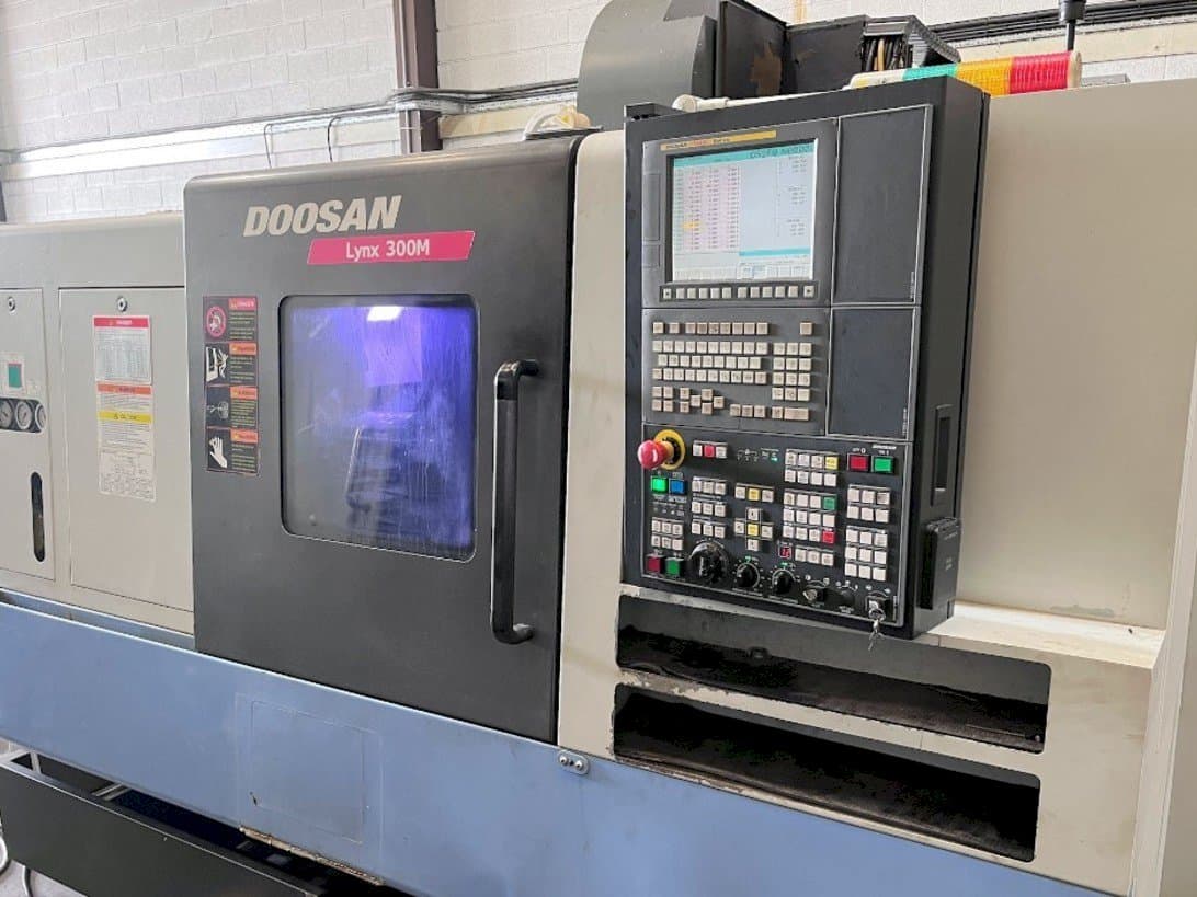 Frontansicht der Doosan Lynx 300M Maschine