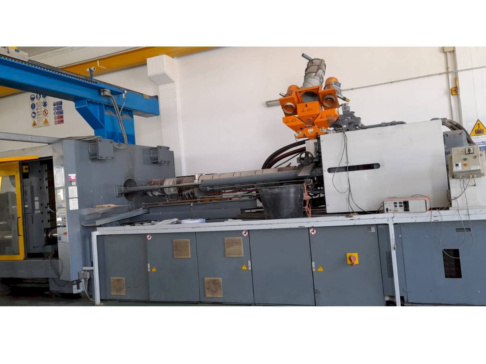 Frontansicht der Battenfeld BA 1000/12000 HM Maschine