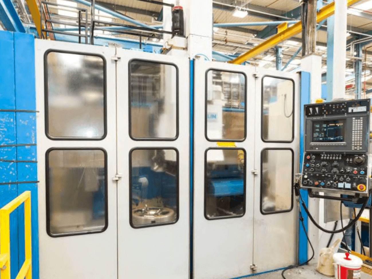 Frontansicht der TOS SKIQ 20 CNC Maschine