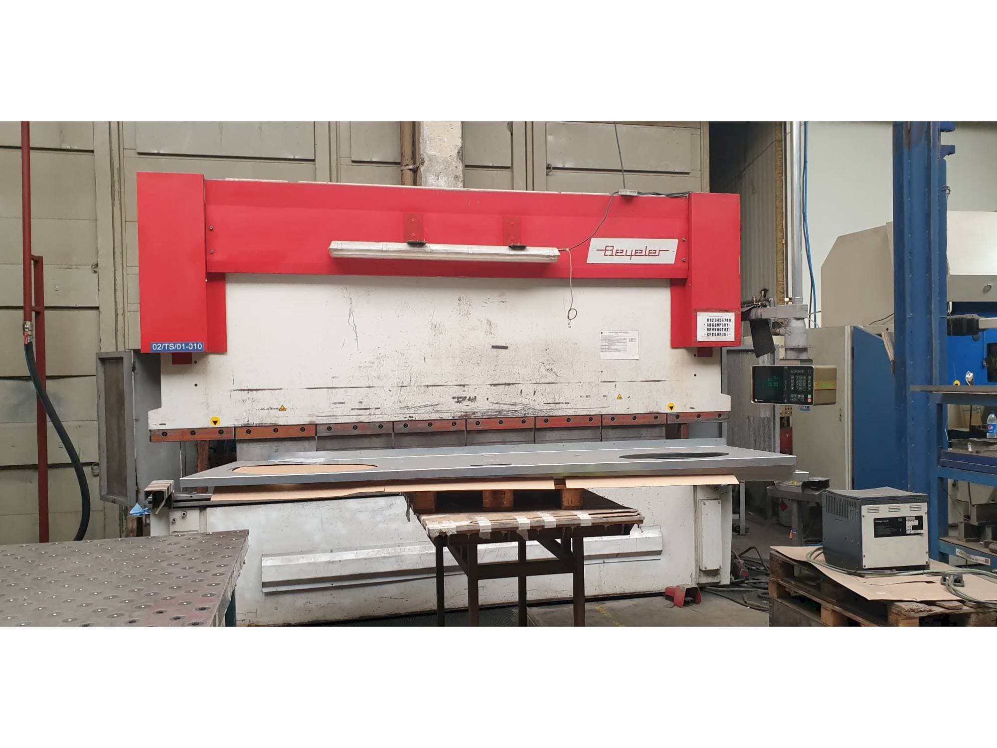 Frontansicht der BEYELER RT 250x4100  Maschine