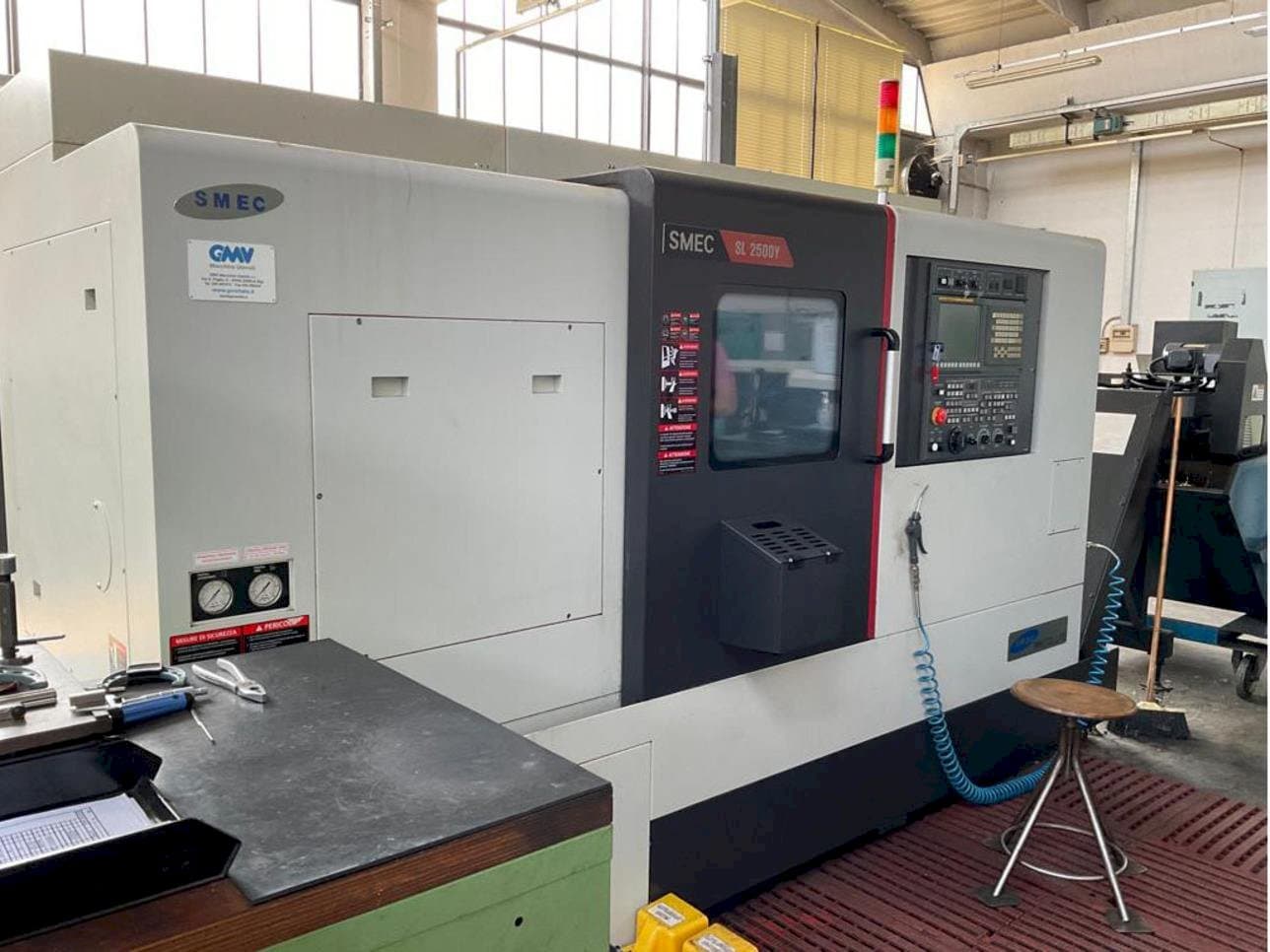Frontansicht der SMEC SL-2500Y Maschine