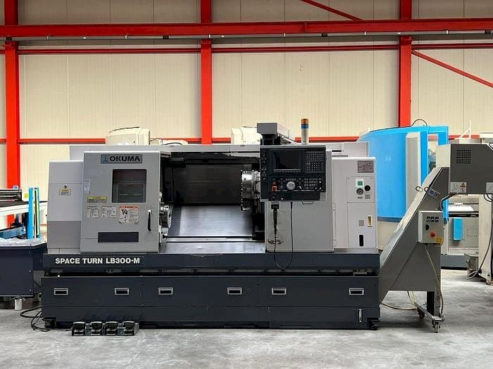 Frontansicht der Okuma LB 300M  Maschine