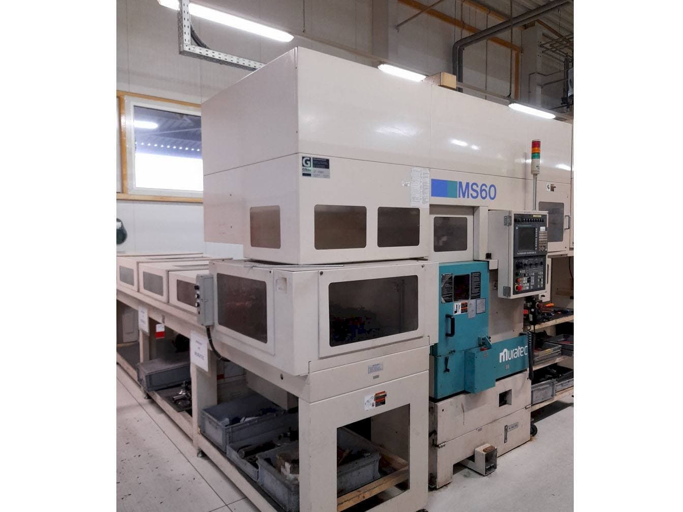 Frontansicht der Muratec MS60 Maschine