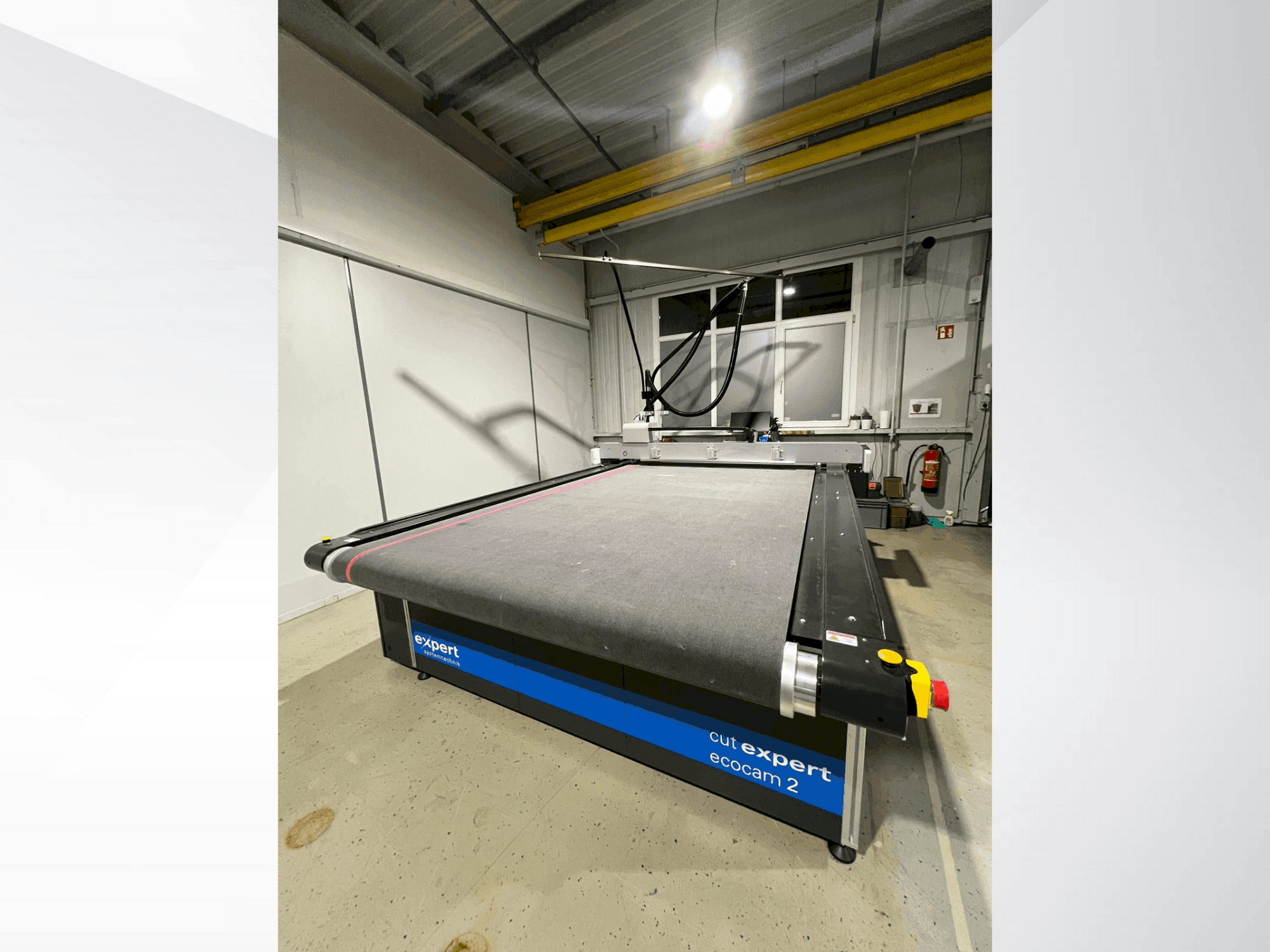 Frontansicht der EXPERT cut Expert ecocam 2 Maschine