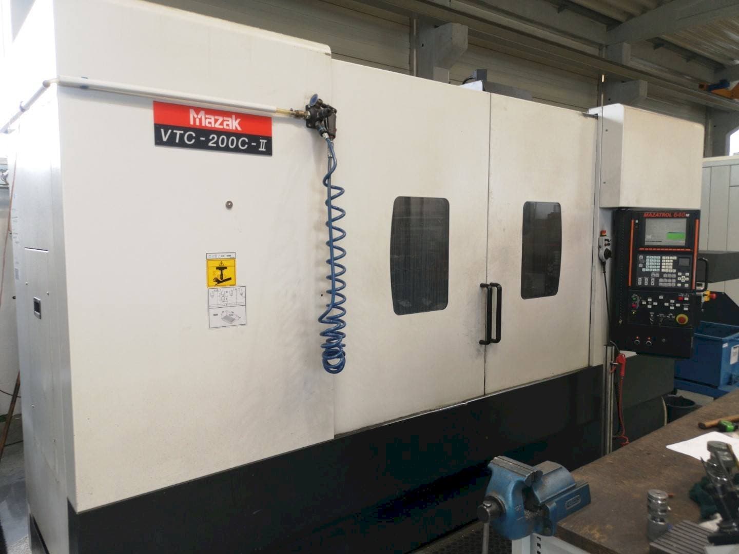 Frontansicht der Mazak VTC200C-II Maschine