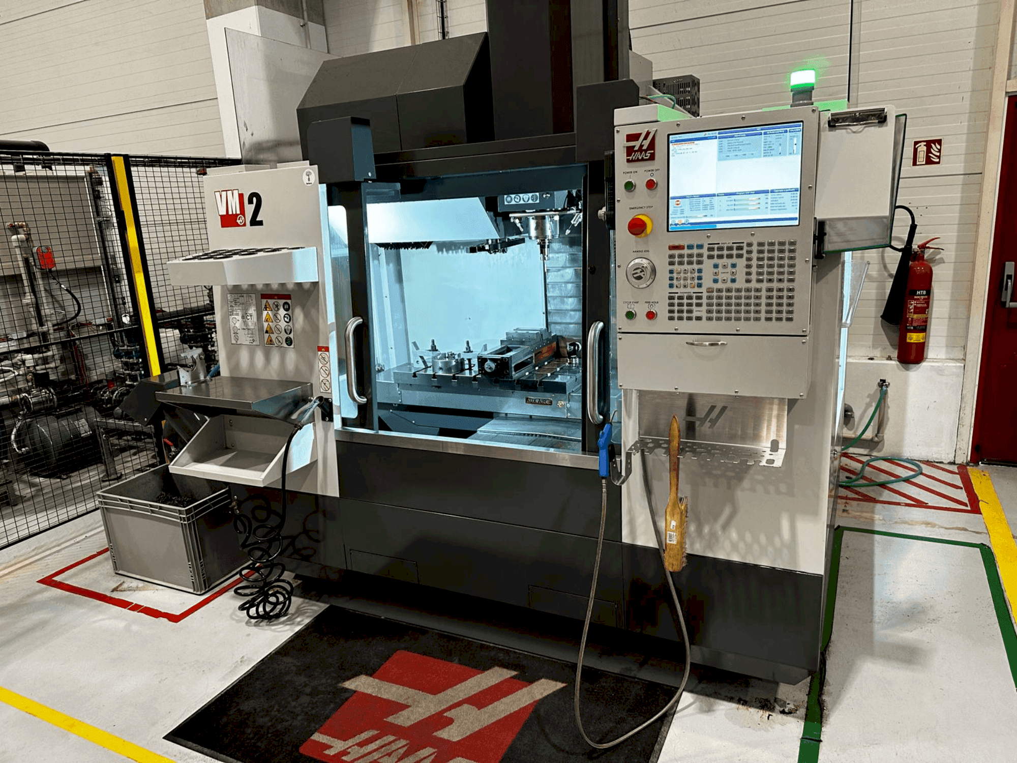 Frontansicht der HAAS VM-2 Maschine
