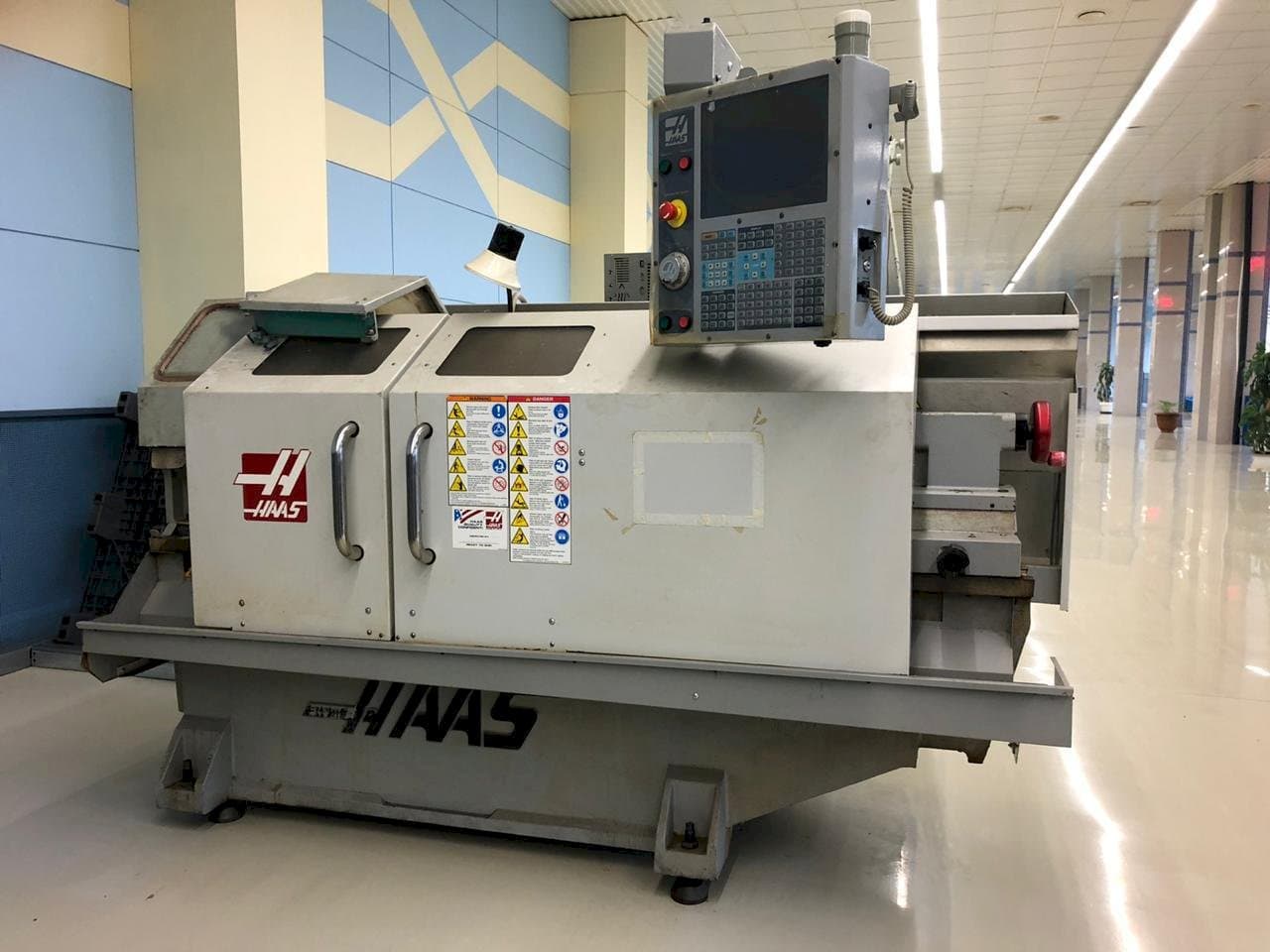 Frontansicht der HAAS TL-2HE  Maschine