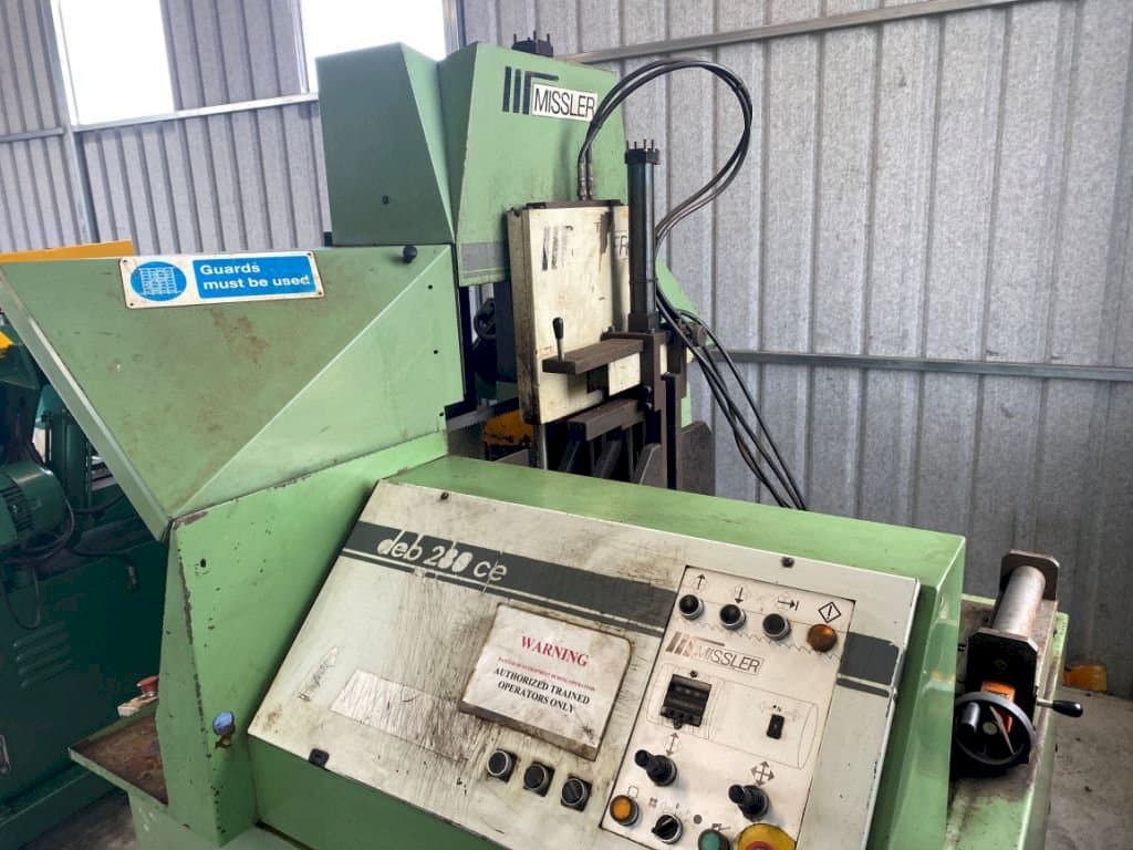 Frontansicht der Missler Compucut DEB 280CE Maschine