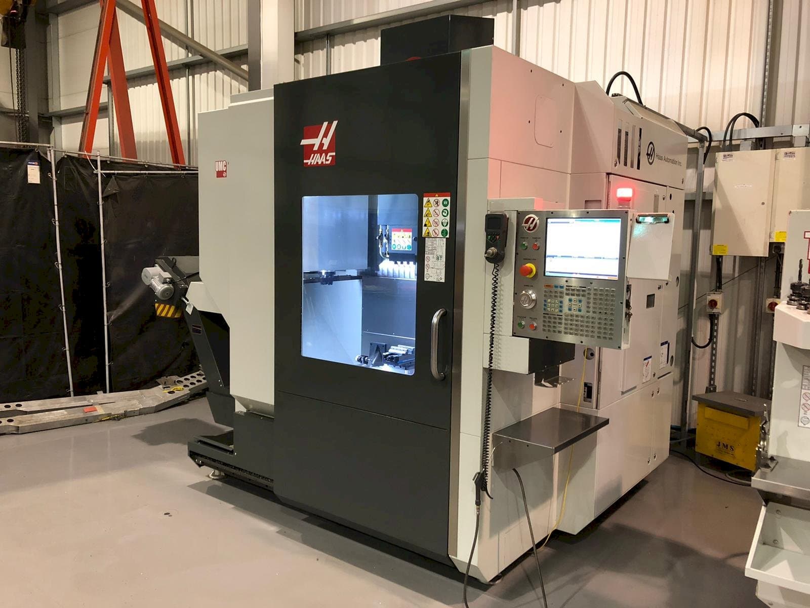 Frontansicht der HAAS UMC - 750 Maschine