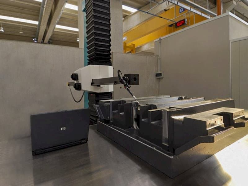 Frontansicht der Hexagon Metrology Poli Globo Maschine
