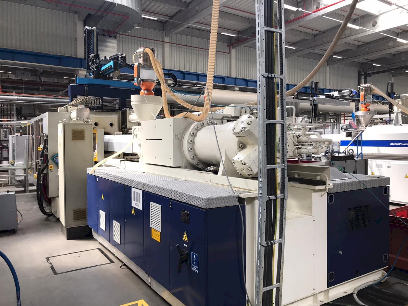 Frontansicht der Krauss Maffei 800-8000 MC Maschine