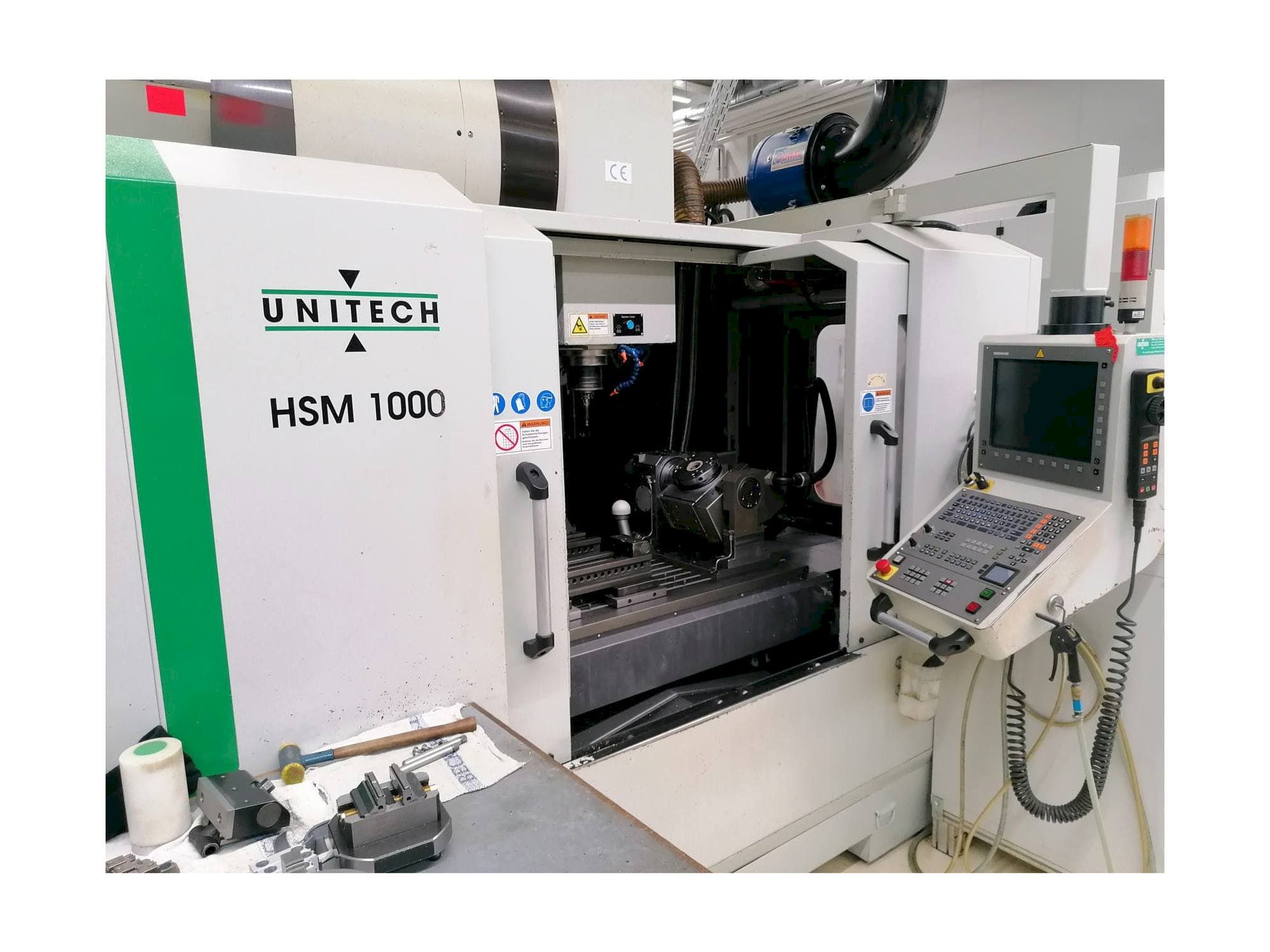 Frontansicht der UNITECH HSM1000 Maschine