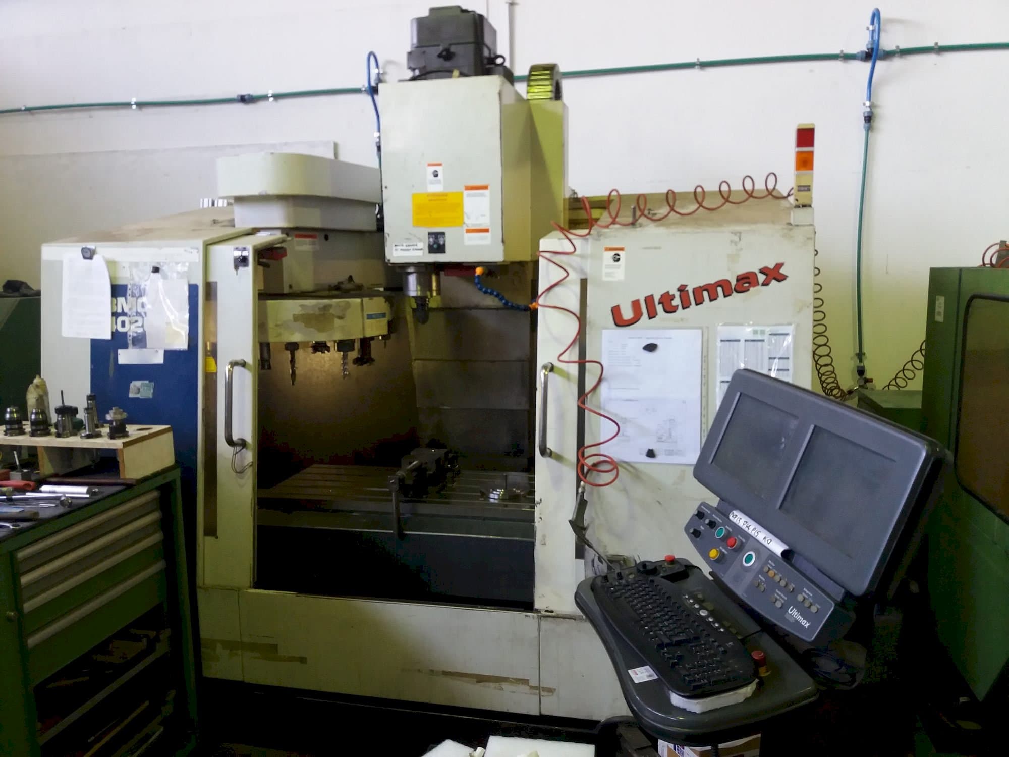 Frontansicht der Hurco BMC 420 HT Maschine