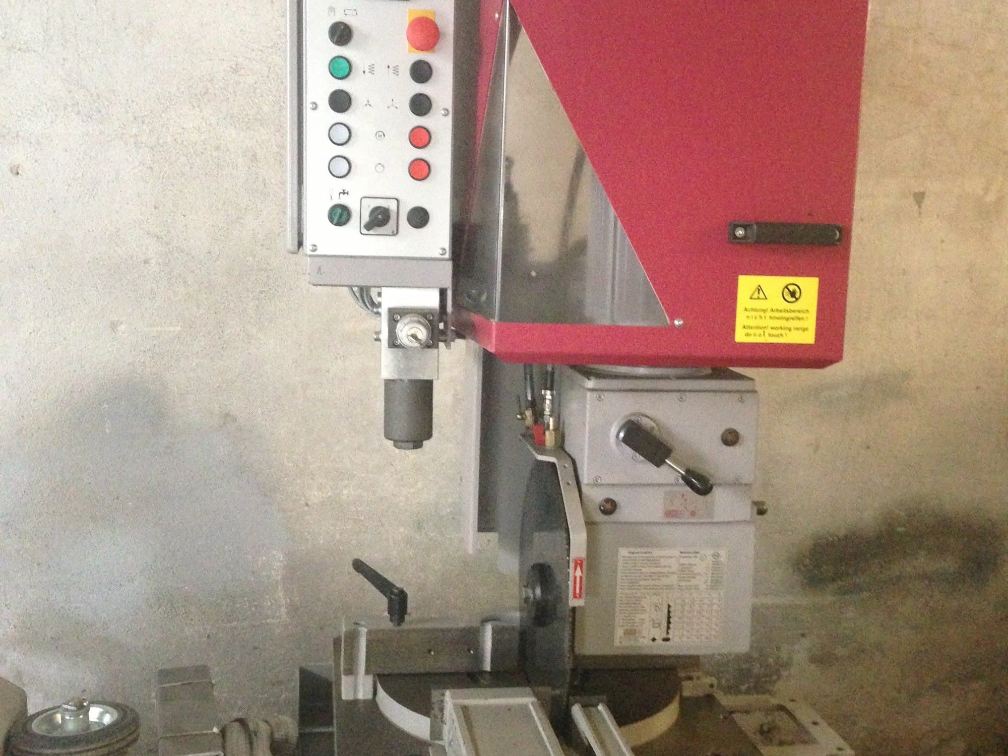 Frontansicht der Behringer VMS 400 H Maschine