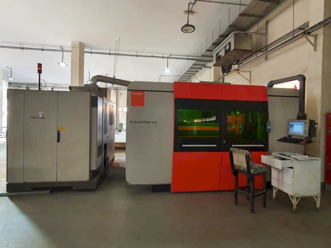 Frontansicht der Bystronic BySprint Fiber 4020 Maschine