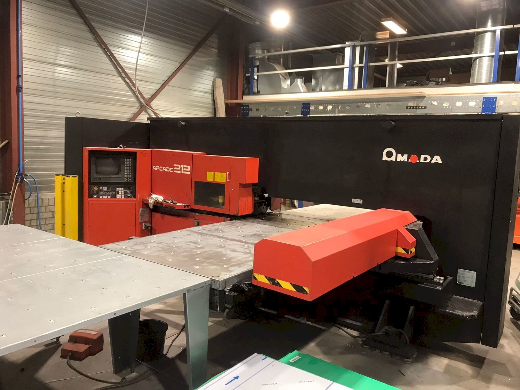 Frontansicht der AMADA Arcade 212 Maschine