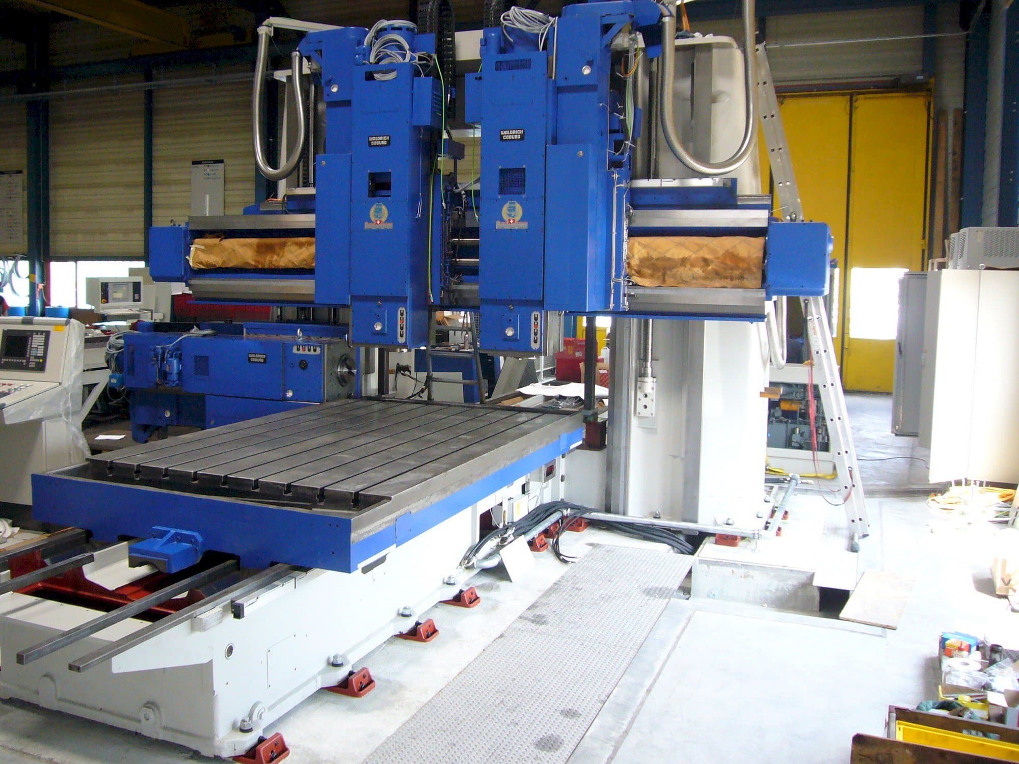 Frontansicht der Waldrich Coburg  Maschine