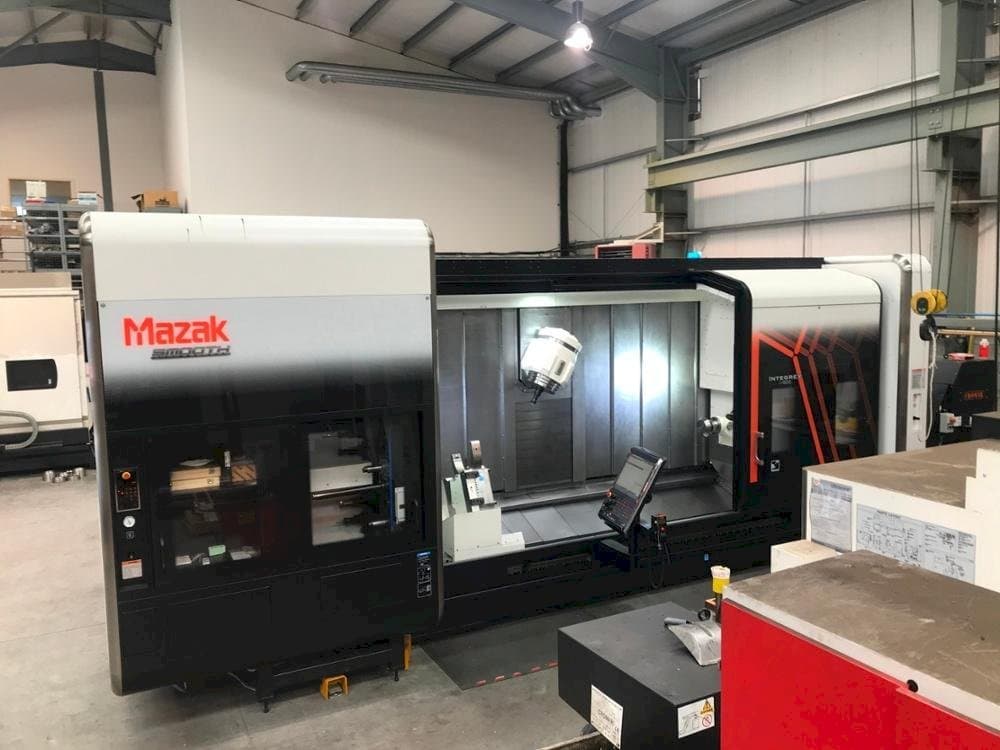 Frontansicht der Mazak INTEGREX i-500 Maschine