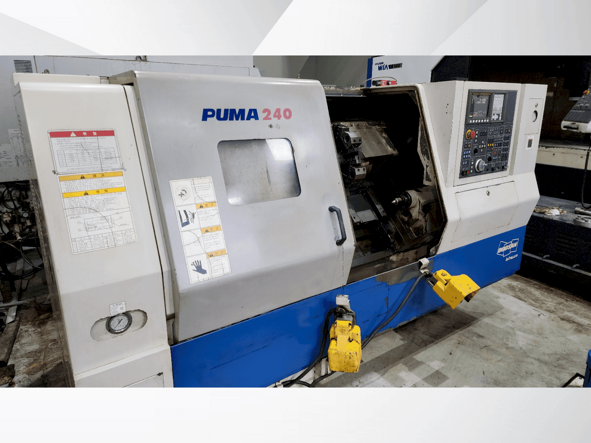 Frontansicht der DOOSAN PUMA 240B  Maschine
