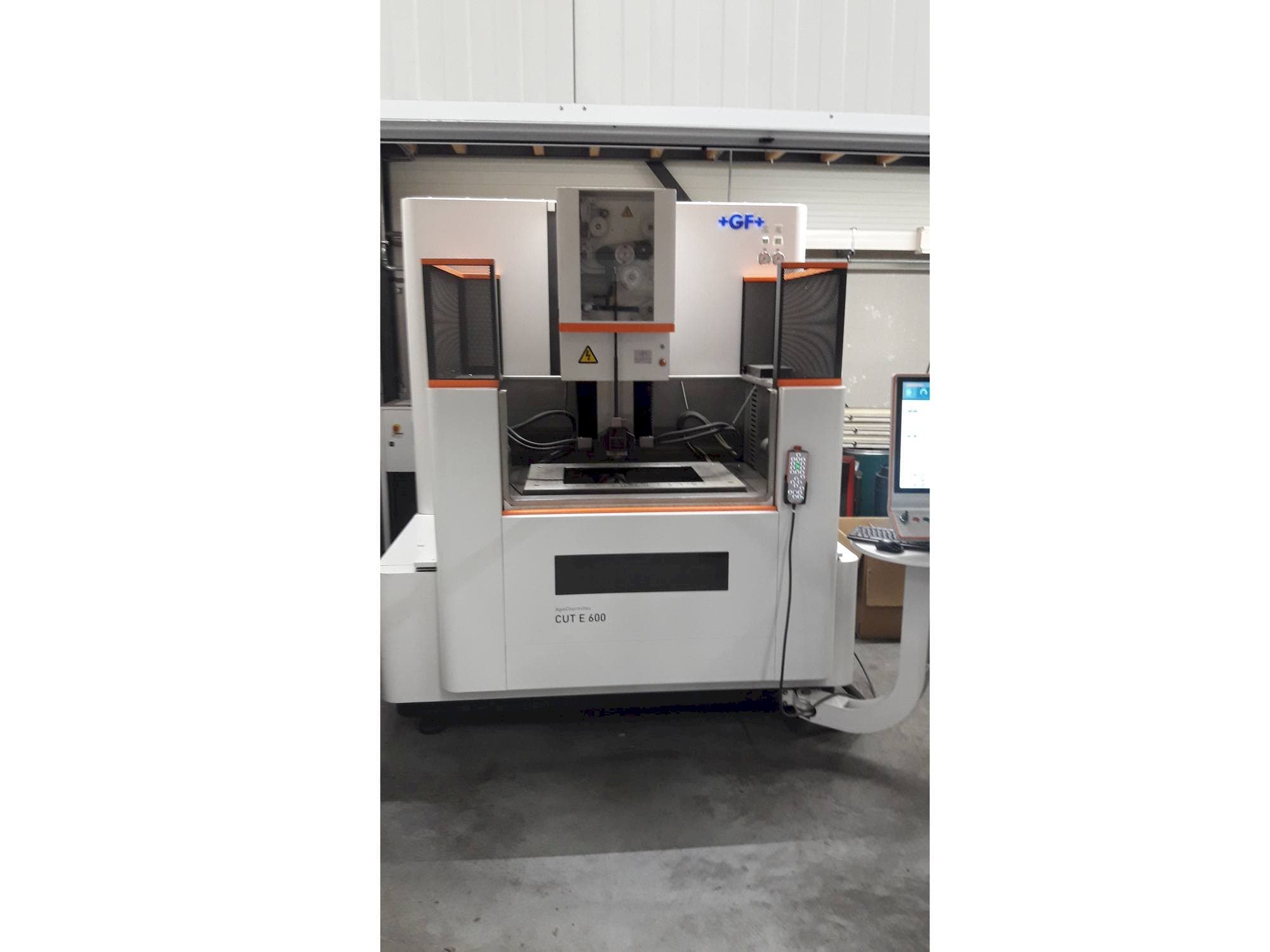 Frontansicht der GF AgieCharmilles EDM CUT E 600 Maschine