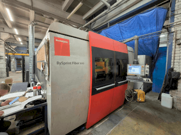 Frontansicht der Bystronic Bysprint Fiber 3015 3kW Maschine