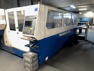 Frontansicht der TRUMPF TRUMATIC L3030 Maschine