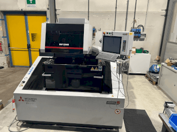Frontansicht der Mitsubishi MV1200R Maschine