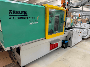 Frontansicht der Arburg Allrounder 520H Maschine