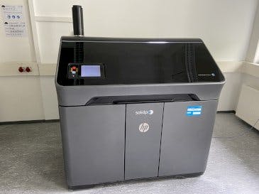 Frontansicht der HP Jet Fusion 580 Color 3D printer  Maschine
