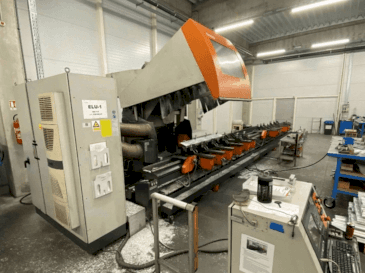 Frontansicht der Elumatec SBZ 150 Maschine
