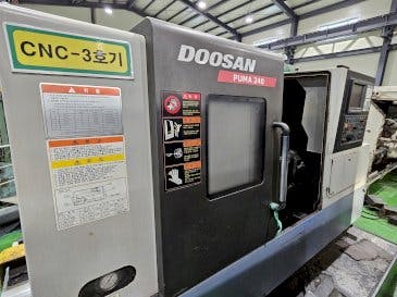Frontansicht der Doosan Puma 240  Maschine