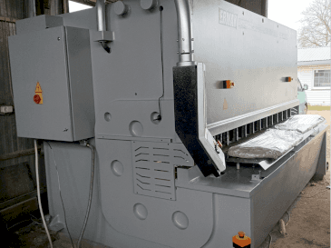 Frontansicht der ERMAKSAN HVR 3100-16 Maschine