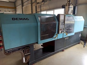 Linke Seitenansicht der DEMAG Ergotech 150-610 Compact  Maschine