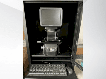 Frontansicht der KEYENCE IM 7020 Maschine