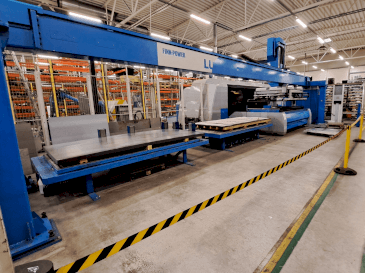 Frontansicht der Finn-Power L6 laser + LU3000 Maschine