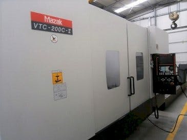 Frontansicht der Mazak VTC-200C  Maschine