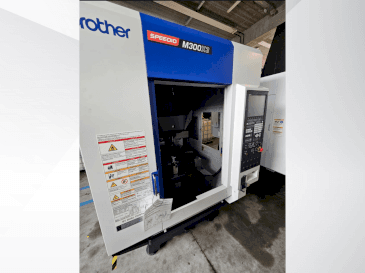 Frontansicht der Brother Speedio M 300 X3 Maschine