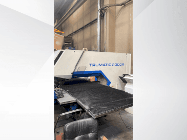 Frontansicht der TRUMPF TC2000R Maschine