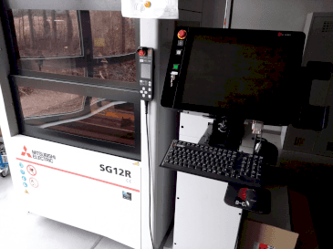 Frontansicht der Mitsubishi Electric SG12M Maschine