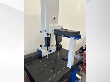 Frontansicht der THOME Prazision Prazision 3D Smart man Maschine