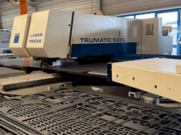 Frontansicht der TRUMPF Trumatic 600L Maschine