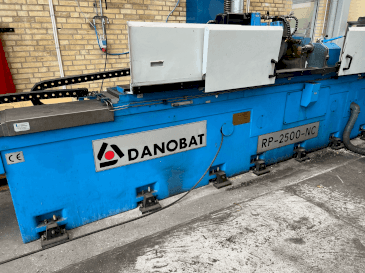 Frontansicht der DANOBAT RP-2500-NC Maschine