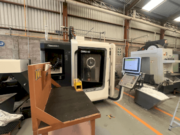 Frontansicht der DMG MORI DMU 50 Maschine