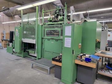 Frontansicht der ILLIG UA100-G Maschine