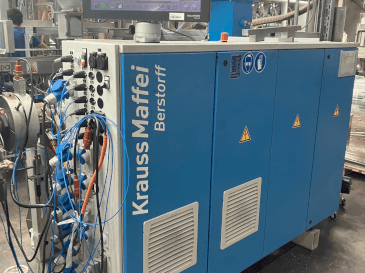 Frontansicht der Krauss Maffei KME 45 XS Maschine